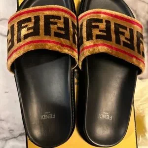 【関税＆送料込み】Fendi Roma Wide Band Leather Slides Shoe FENDI スライドサンダル 本革レザー ロゴ フラット Fendi Roma